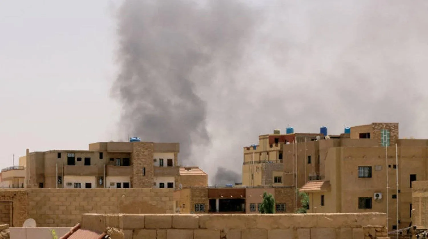 الدخان الناجم عن القتال يحلق فوق مساكن أحياء الخرطوم (رويترز)