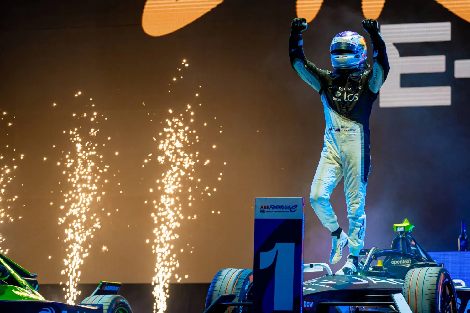 المتسابق النيوزيلندي محتفلاً على متن سيارته (الشرق الأوسط)