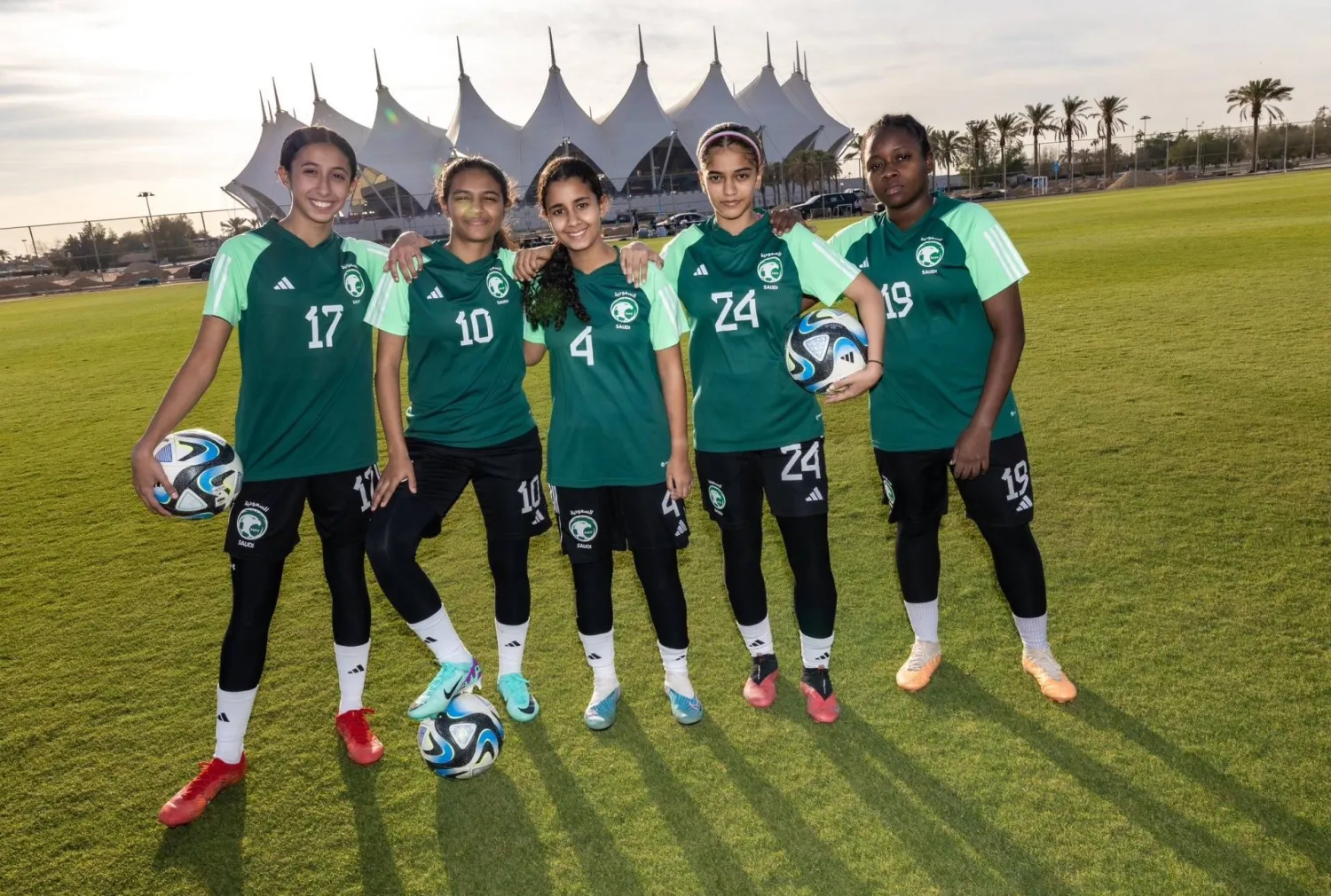 شابات الأخضر خلال معسكرهن التدريبي (الشرق الأوسط)