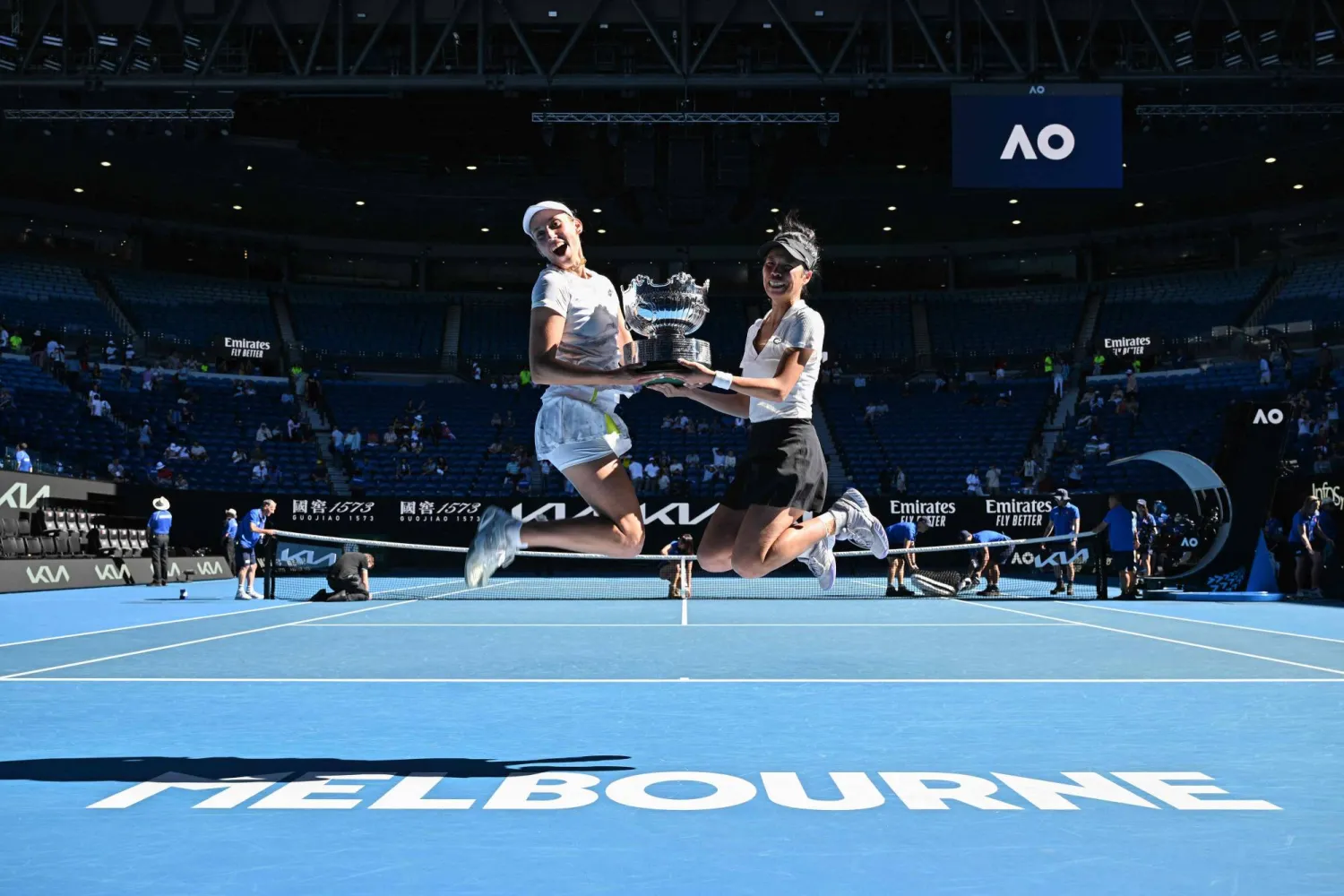 التايوانية هسيه سو - وي وشريكتها البلجيكية إليسه ميرتنز تحتفلان بالتتويج (أ.ف.ب)