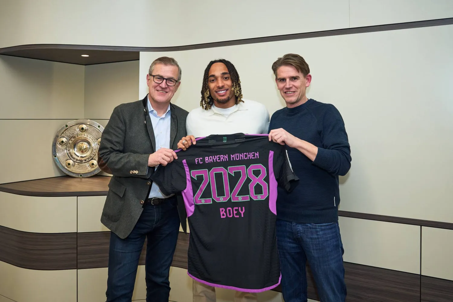 الفرنسي ساشا بوي خلال توقيع العقد مع البايرن (نادي بايرن ميونيخ)