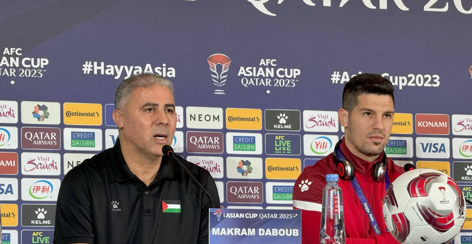 مكرم دبوب مدرب منتخب فلسطين واللاعب ثامر صيام (الشرق الأوسط)