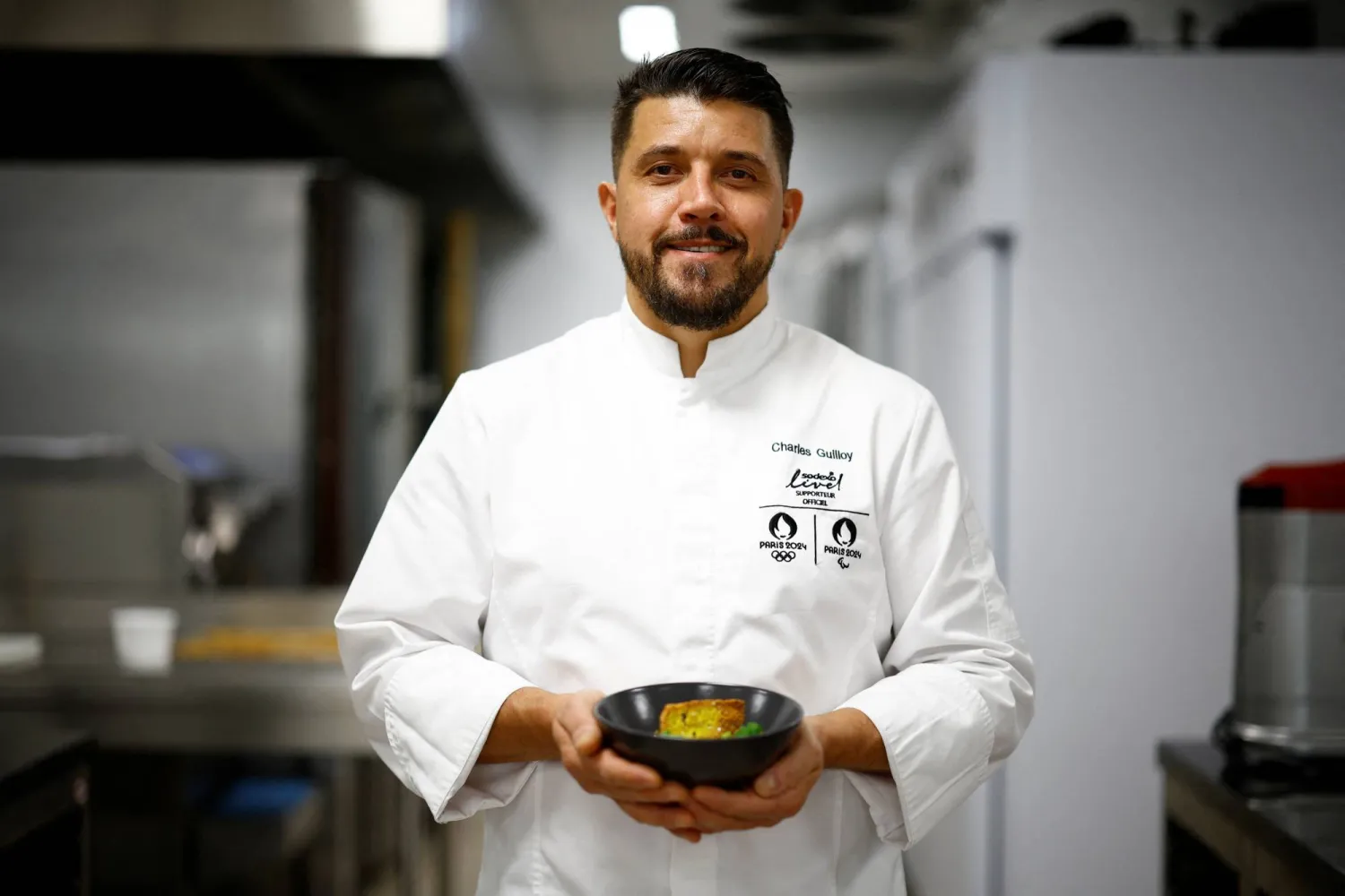 الطاهي شارل جيلو سيتولى إطعام الحضور من 206 دول (رويترز)