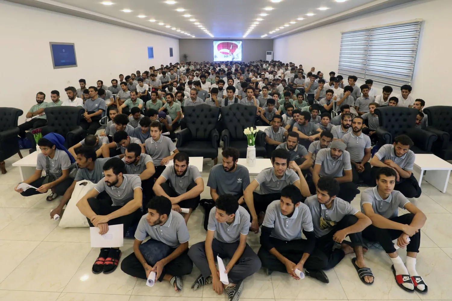 مهاجرون غير شرعيين ينتظرون ترحيلهم إلى بلدانهم داخل أحد مراكز الاحتجاز في طرابلس (أرشيفية-أ.ف.ب)