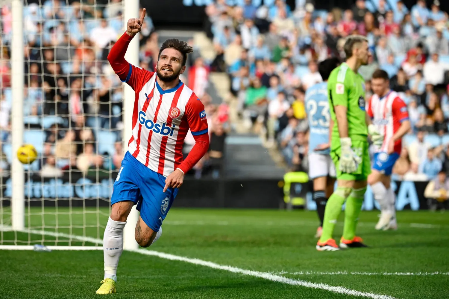 كريستيان بورتو يحتفل بهدفه الوحيد في اللقاء والثمين لفريقه جيرونا بمرمى سيلتا فيغو ضمن منافسات «الدوري الإسباني» (أ.ف.ب)