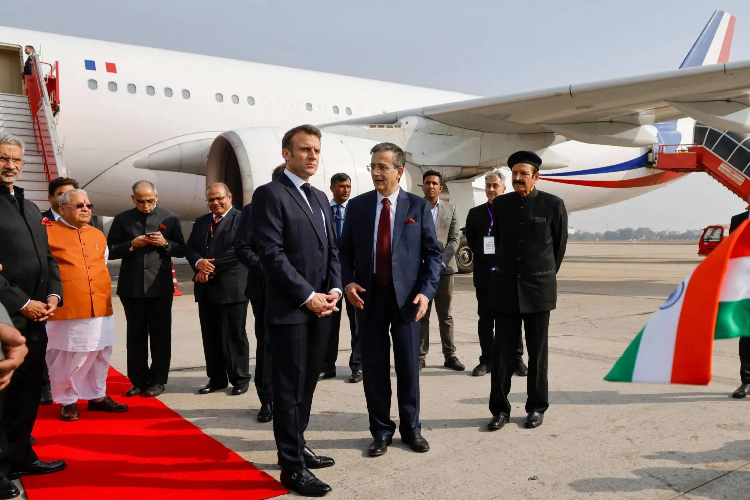 25 Ocak 2024’te Fransa Cumhurbaşkanı Emmanuel Macron Hindistan’daki Jaipur Uluslararası Havalimanı’na ulaştığı sırada (AFP)