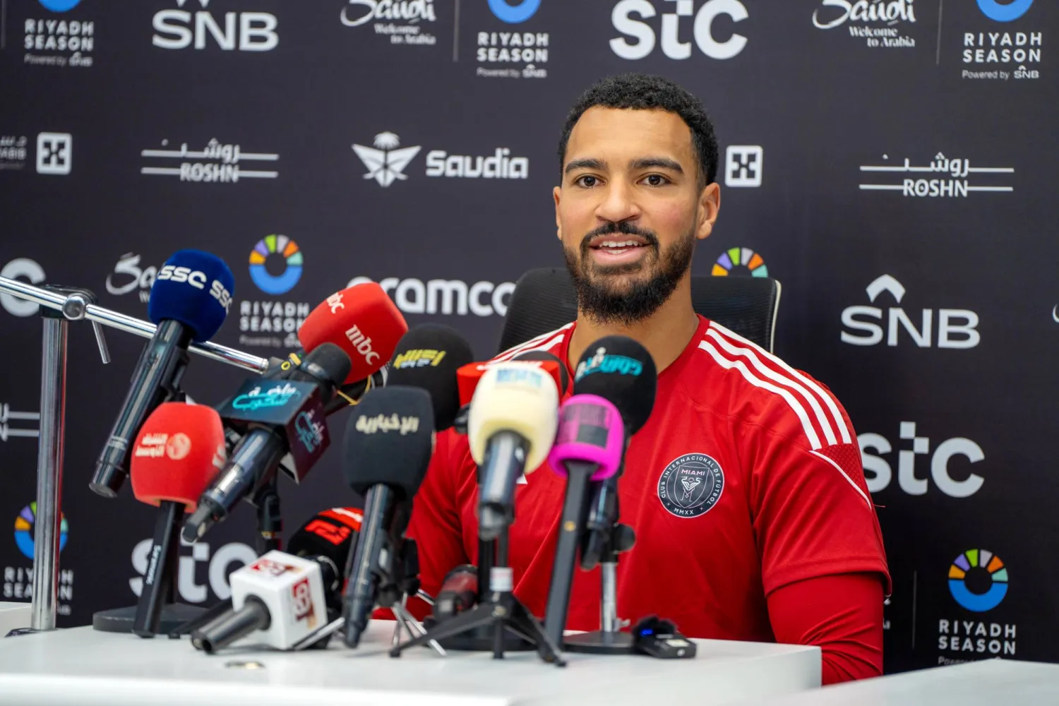 دريك كالندر حارس مرمى إنتر ميامي الأميركي خلال المؤتمر الصحافي (موسم الرياض)