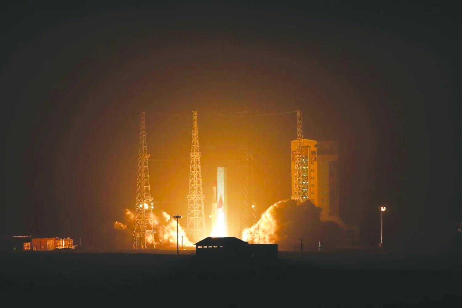 
صورة نشرتها وزارة الدفاع الإيرانية لعملية إطلاق الصاروخ الذي يحمل الأقمار الاصطناعية الثلاثة في محطة سمنان الفضائية (إ.ب.أ)