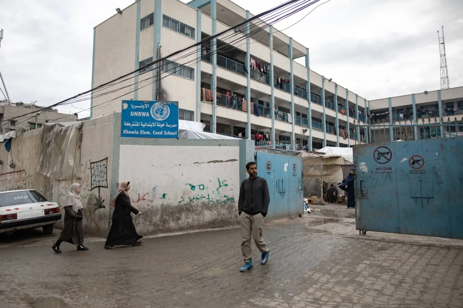 مدرسة تابعة لوكالة الأمم المتحدة لإغاثة وتشغيل اللاجئين الفلسطينيين في رفح جنوب قطاع غزة (إ.ب.أ)