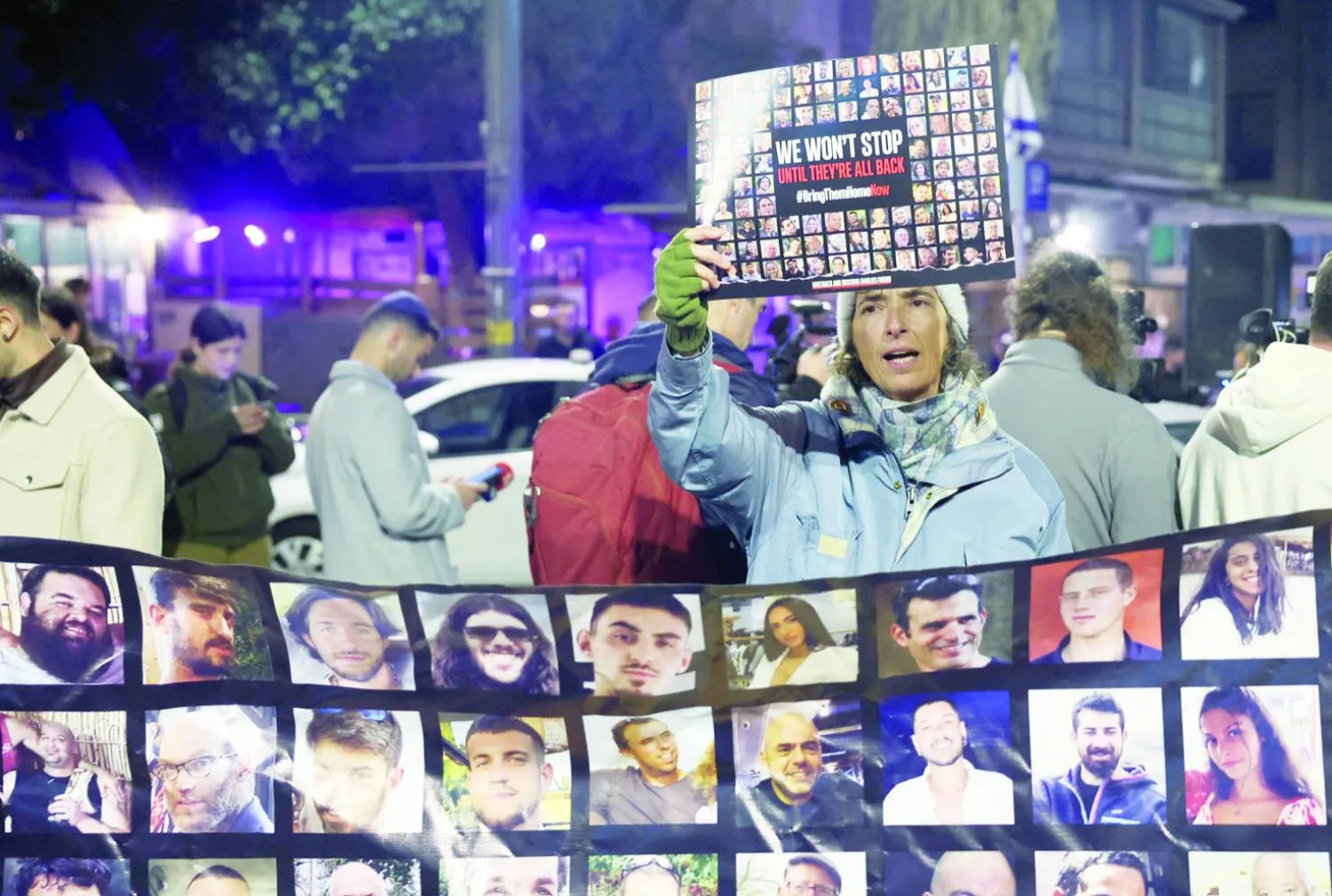 
احتجاج عائلات الأسرى لدى «حماس» خارج مسكن نتنياهو في 21 يناير (رويترز)