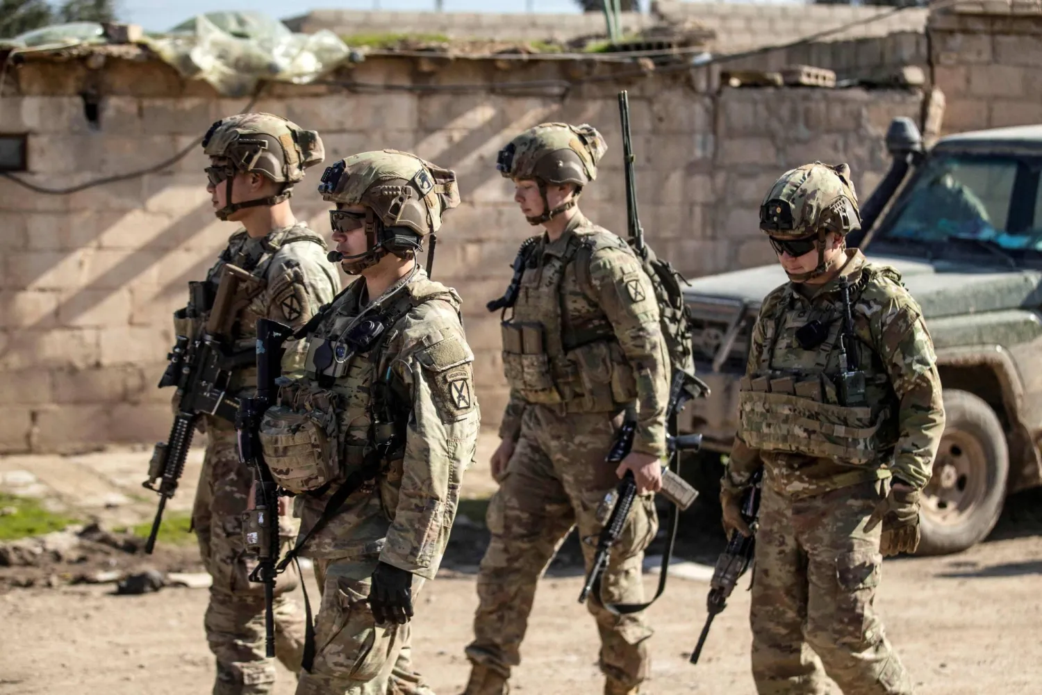 جنود أمريكيون يقومون بدورية في بلدة تل حميس جنوب شرق مدينة القامشلي في محافظة الحسكة (ا.ف.ب)