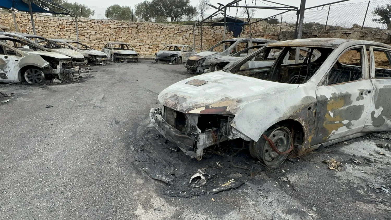 سيارة مدمرة نتيجة اقتحامات مستوطنين في الضفة الغربية الثلاثاء الماضي (وكالة أنباء العالم العربي)