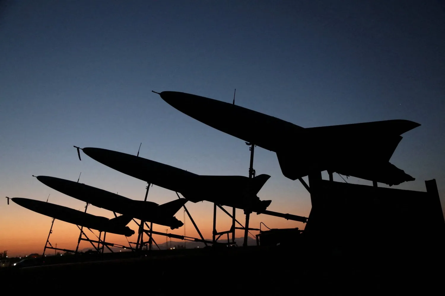 مجموعة من المُسيرات المُعدّة للإطلاق (أرشيفية - رويترز)