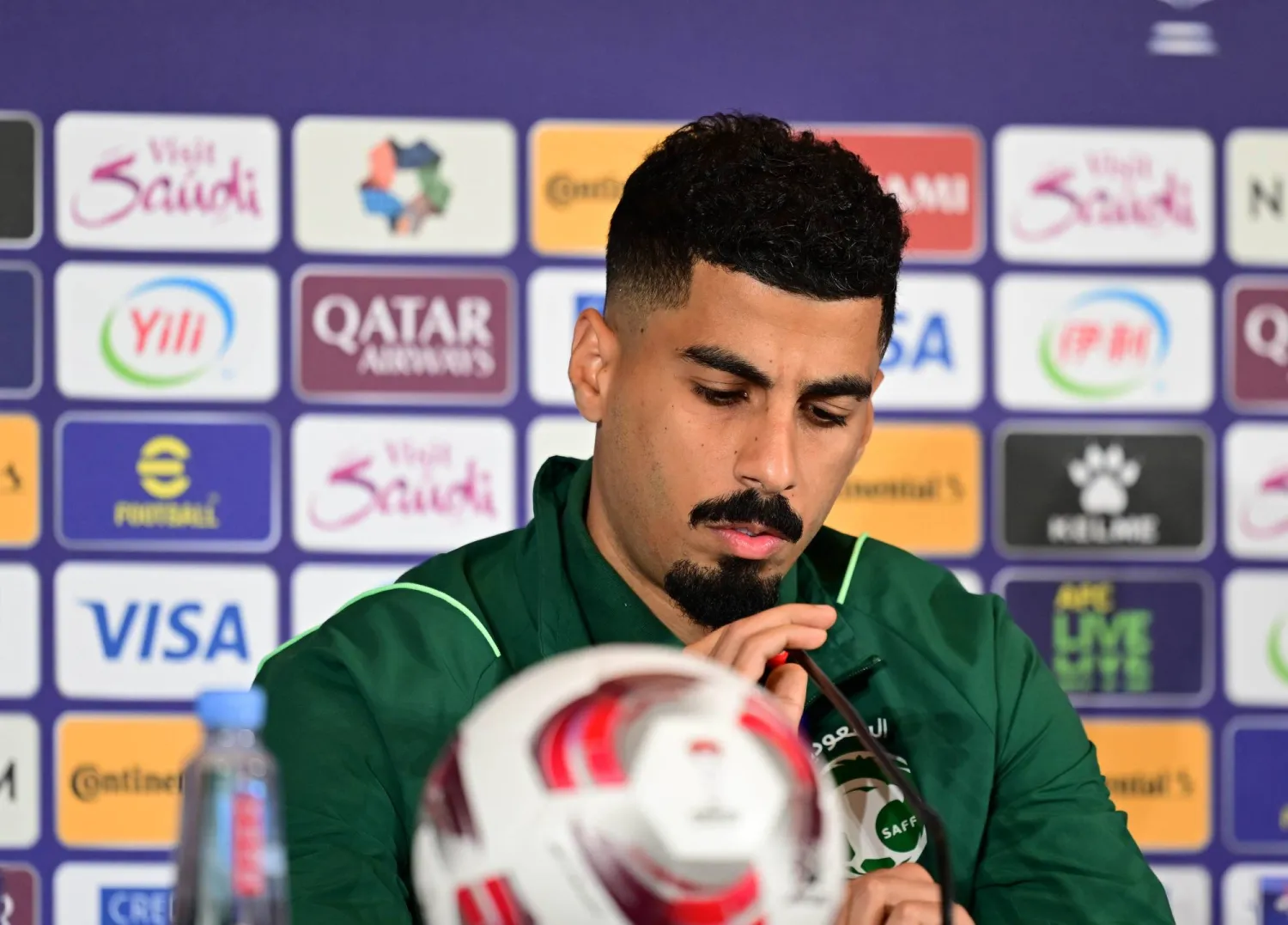 علي لاجامي لاعب «المنتخب السعودي» في المؤتمر الصحافي (تصوير: بشير صالح)