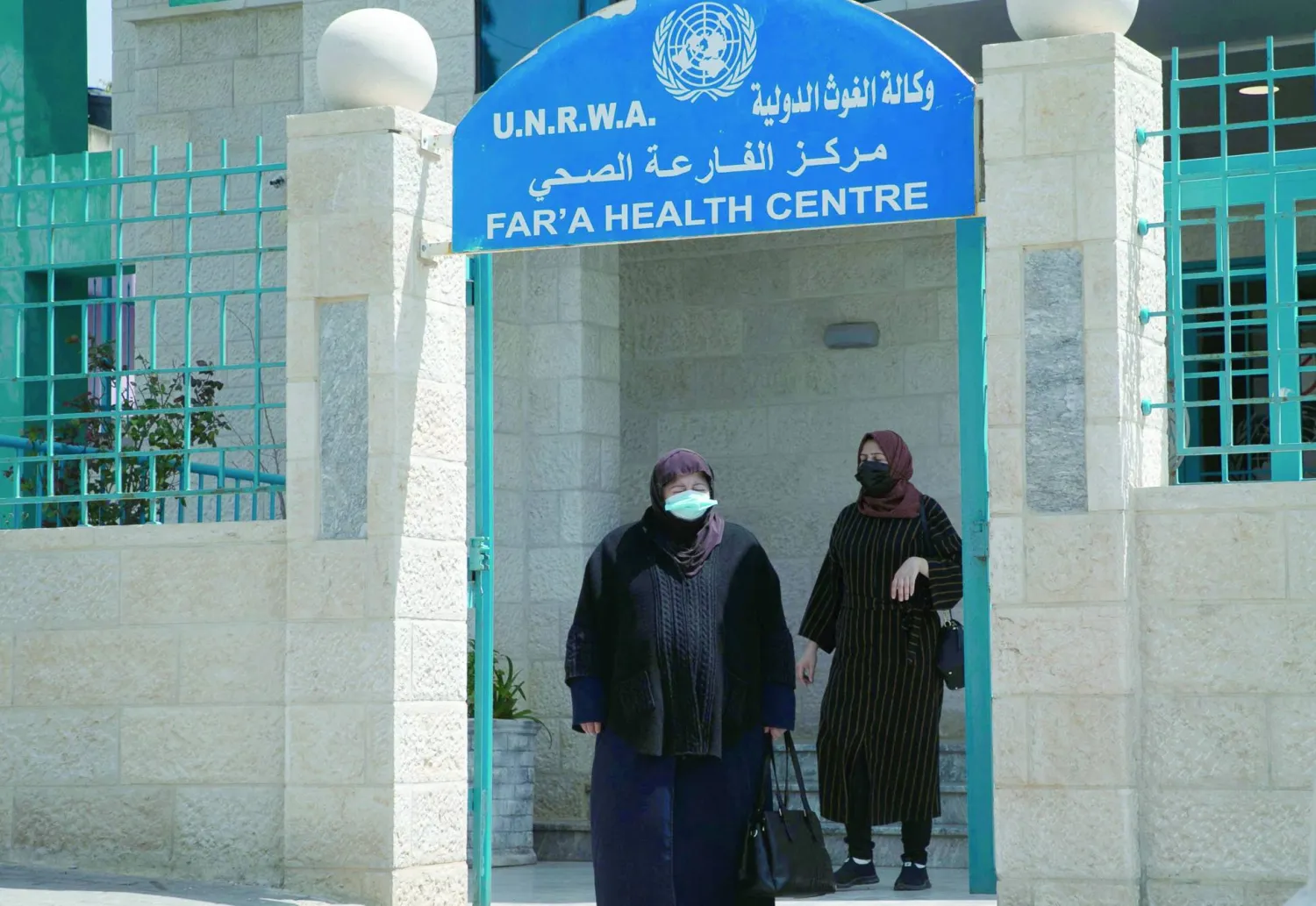 مركز طبي تديره «الأونروا» في مخيم للاجئين شمال مدينة نابلس بالضفة الغربية (أ.ف.ب)