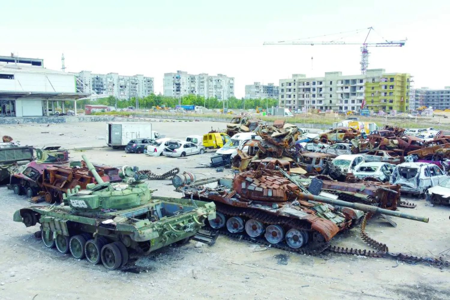 مقبرة دبابات روسية مفتوحة بمنطقة ماريوبول التي شهدت معارك عنيفة قبل سقوطها في أيدي الروس 7 أغسطس (آب) 2022 (أ.ب)