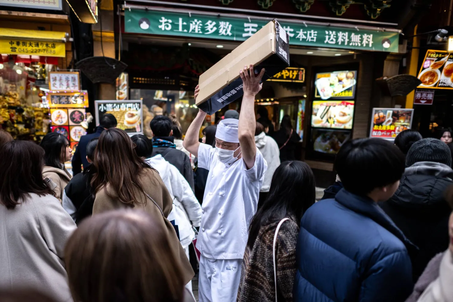 متسوقون في إحدى الأسواق بمدينة يوكوهاما اليابانية (أ.ف.ب)