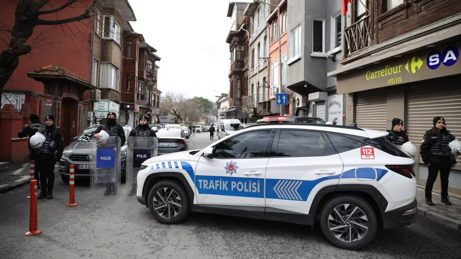 عناصر الأمن التركي تحيط بموقع كنيسة «سانت ماريا» في إسطنبول التي تعرضت لهجوم الأحد (وزارة الداخلية التركية)