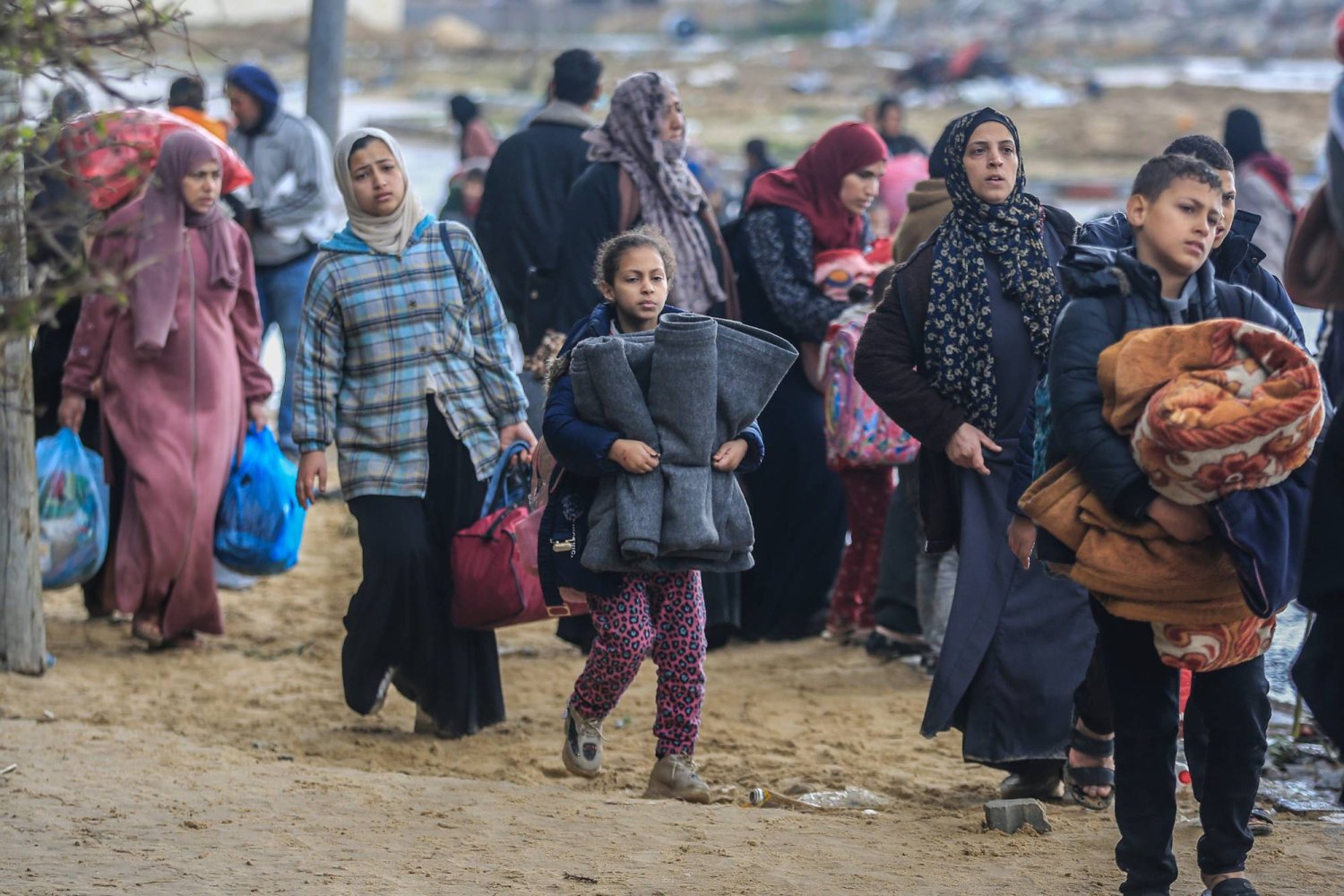 فلسطينيون يغادرون منطقة مستشفى ناصر والمدارس المجاورة في خان يونس بأمر من الجيش الإسرائيلي (وكالة الأنباء الألمانية)