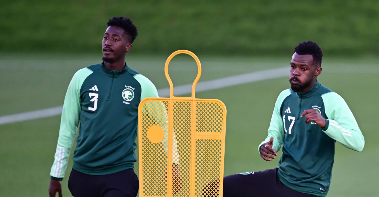 عون السلولي بجوار حسان تمبكتي في تدريبات المنتخب السعودي (تصوير: بشير صالح)