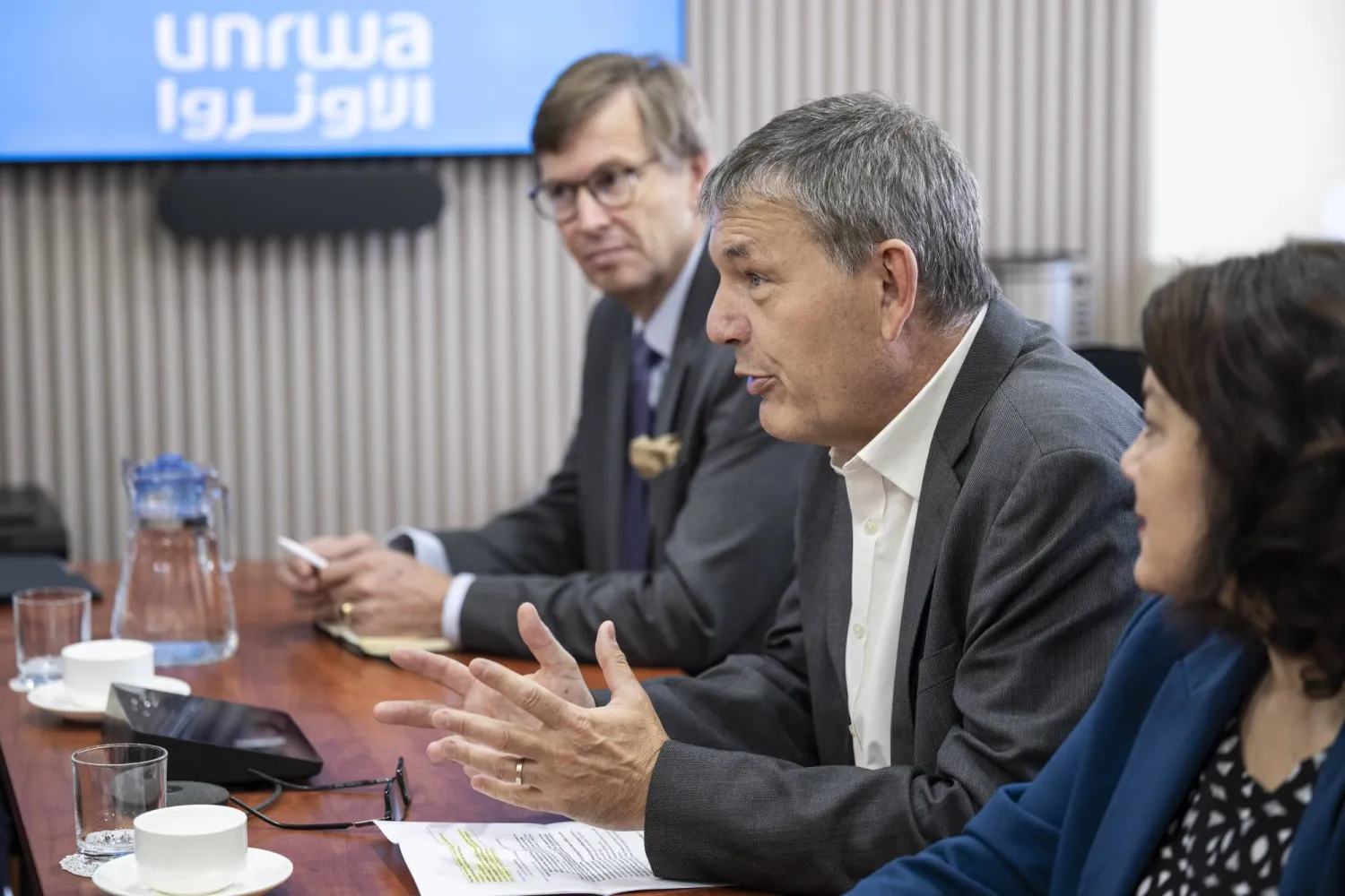 المفوض العام لـ«الأونروا» فيليب لازاريني ( في الوسط) في عمان 7 نوفمبر 2023 (د.ب.أ)