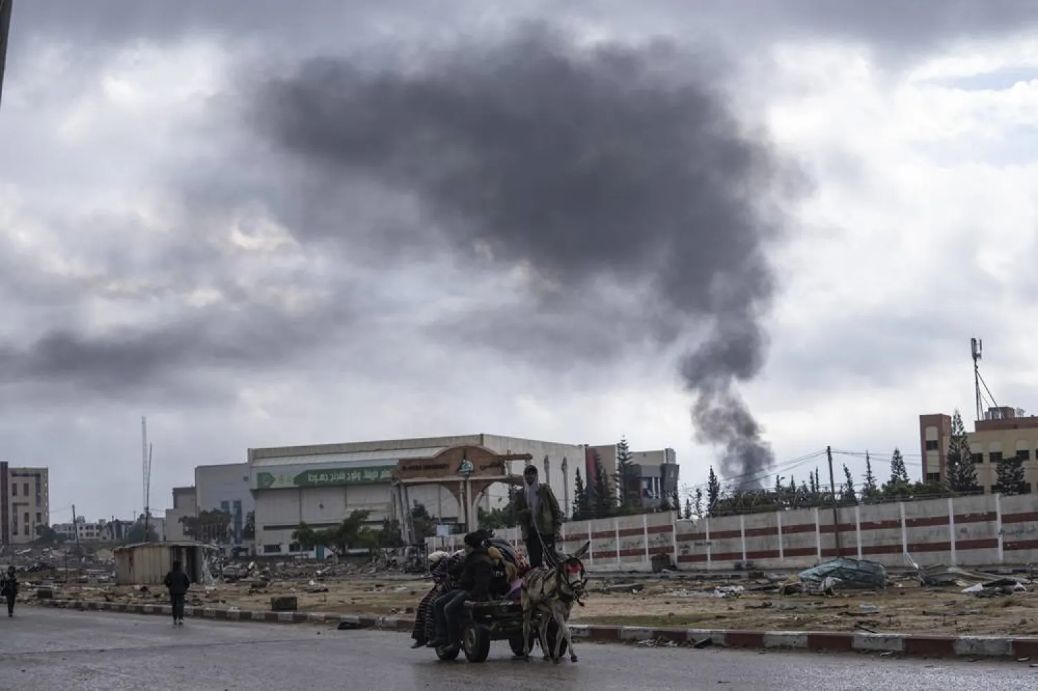  Palestinians arrive in the southern Gaza town of Rafah after fleeing an Israeli ground and air offensive in the nearby city of Khan Younis on Monday, Jan. 29, 2024. (AP)