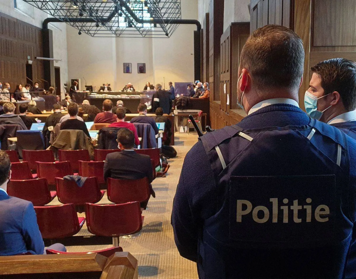 عنصران من الشرطة يقفان في قاعة محكمة ببلجيكا أثناء صدور حكم (أرشيفية - رويترز)