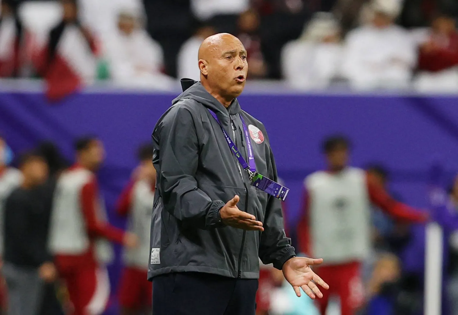 مدرب المنتخب القطري ماركيز يبدو مستاءً من المستوى الفني للاعبيه خلال مواجهة منتخب فلسطين (رويترز)