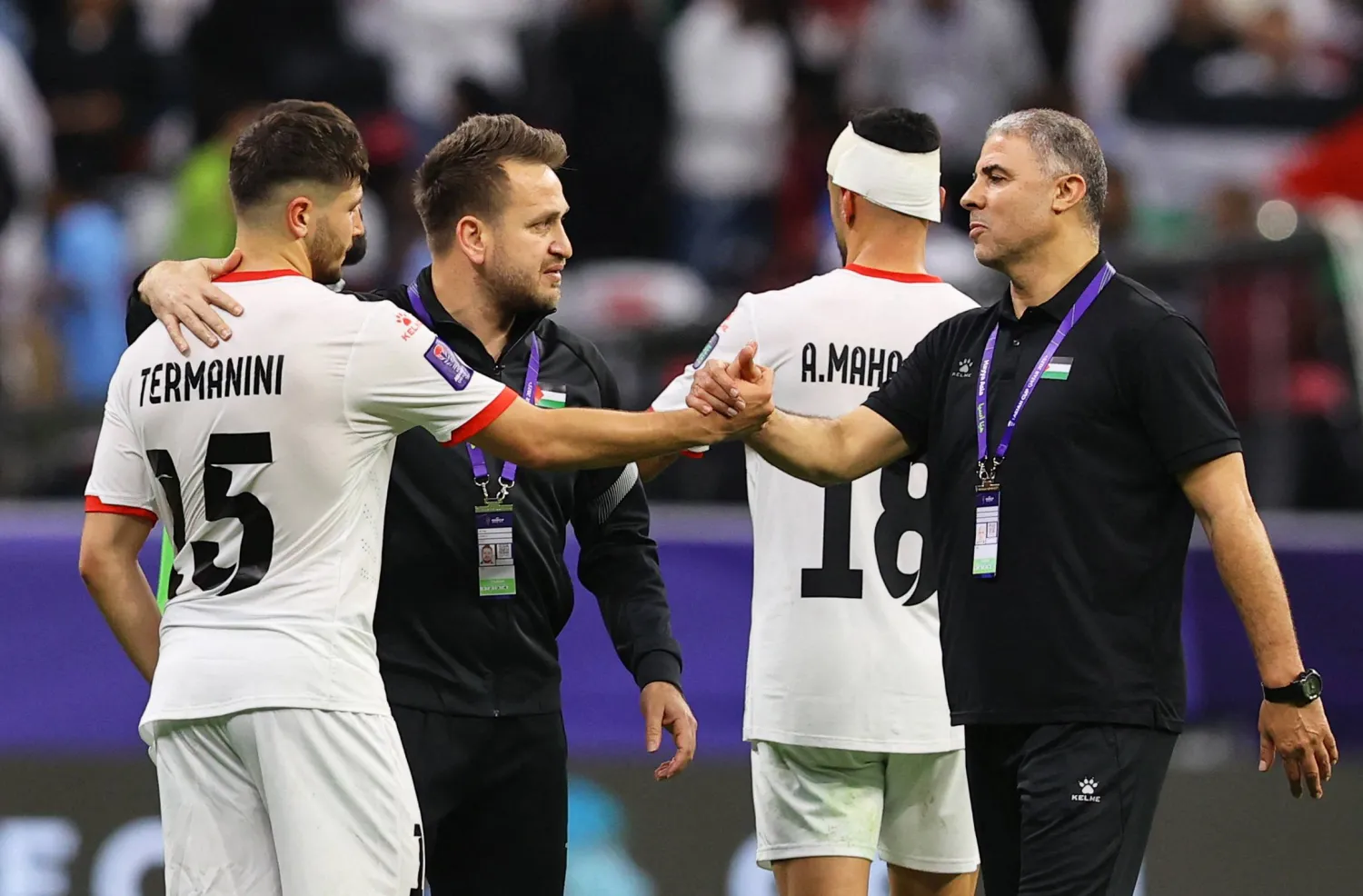 مكرم دبوب مدرب فلسطين يصافح لاعبيه الذين وصفهم بالأبطال عقب مواجهة منتخب قطر ضمن بطولة كأس آسيا 2023 (رويترز)