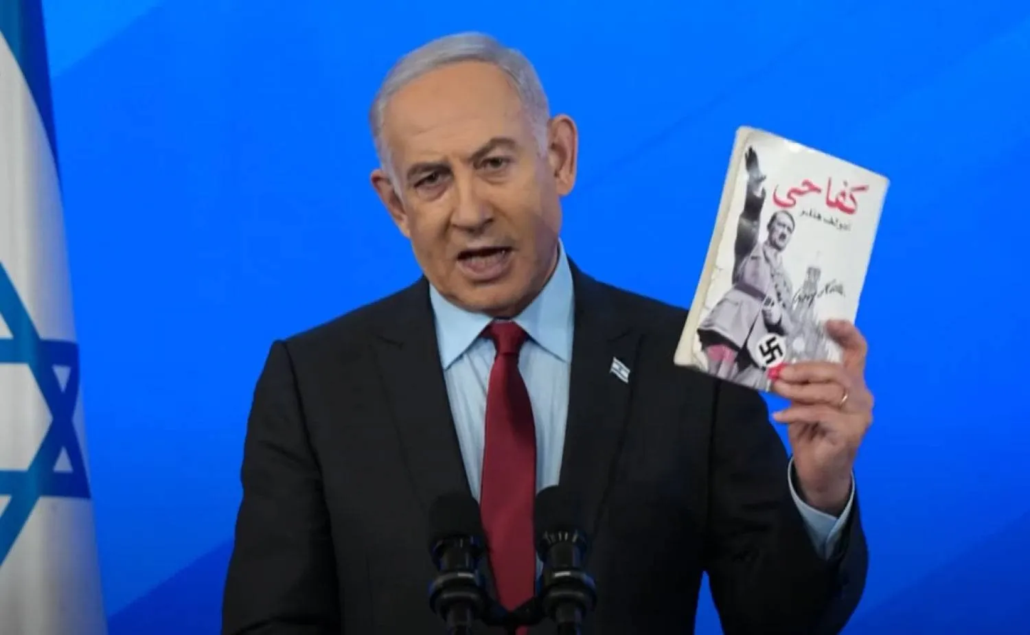 İsrail Başbakanı Binyamin Netanyahu cumartesi günü düzenlenen basın toplantısında ‘Kavgam’ kitabının Arapça çevirisini gösterdi. (Reuters)