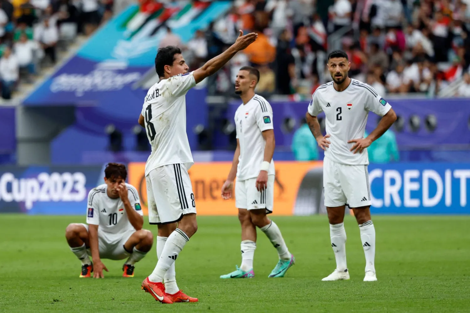 حسرة لاعبي العراق بعد الخروج من دور الثمن النهائي (أ.ف.ب)