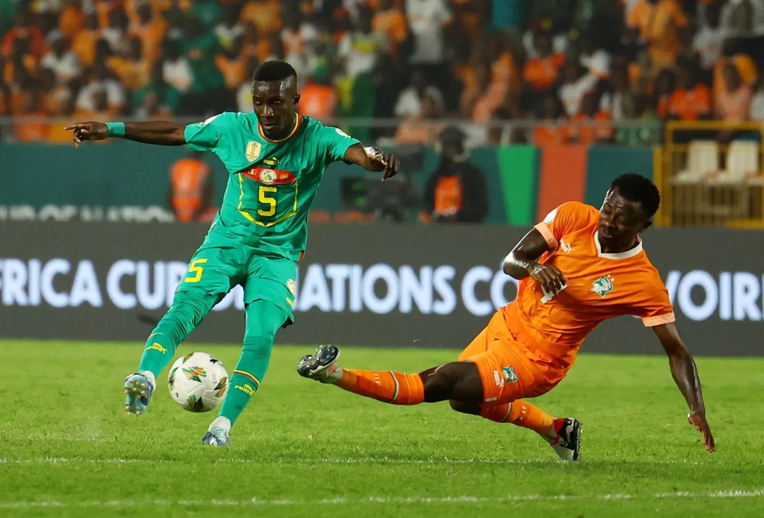 جون مايكيل سيري صاحب الرقم 4 خلال مواجهة السنغال (رويترز)