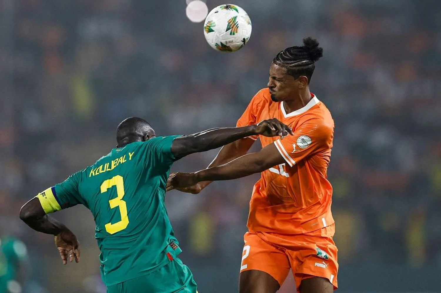 Ivory Coast's forward #22 Sebastien Haller (R) fights for the ball with Senegal's defender #3 Kalidou Koulibaly during the Africa Cup of Nations (CAN) 2024 round of 16 football match between Senegal and Ivory Coast at the Stade Charles Konan Banny in Yamoussoukro on January 29, 2024. (AFP)