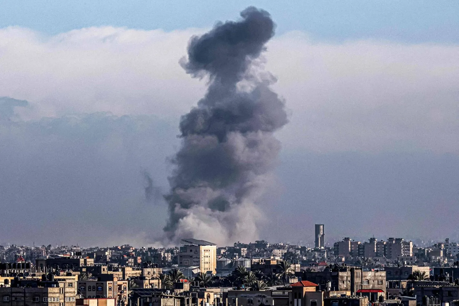 İsrail’in Gazze Şeridi’nin güneyindeki Refah’a saldırısı sonucu dumanlar yükseliyor (AFP)