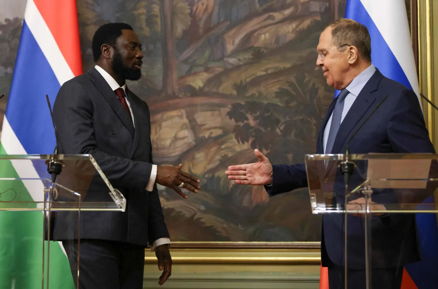 لافروف مع نظيره الغامبي في موسكو أمس (أ.ف.ب)