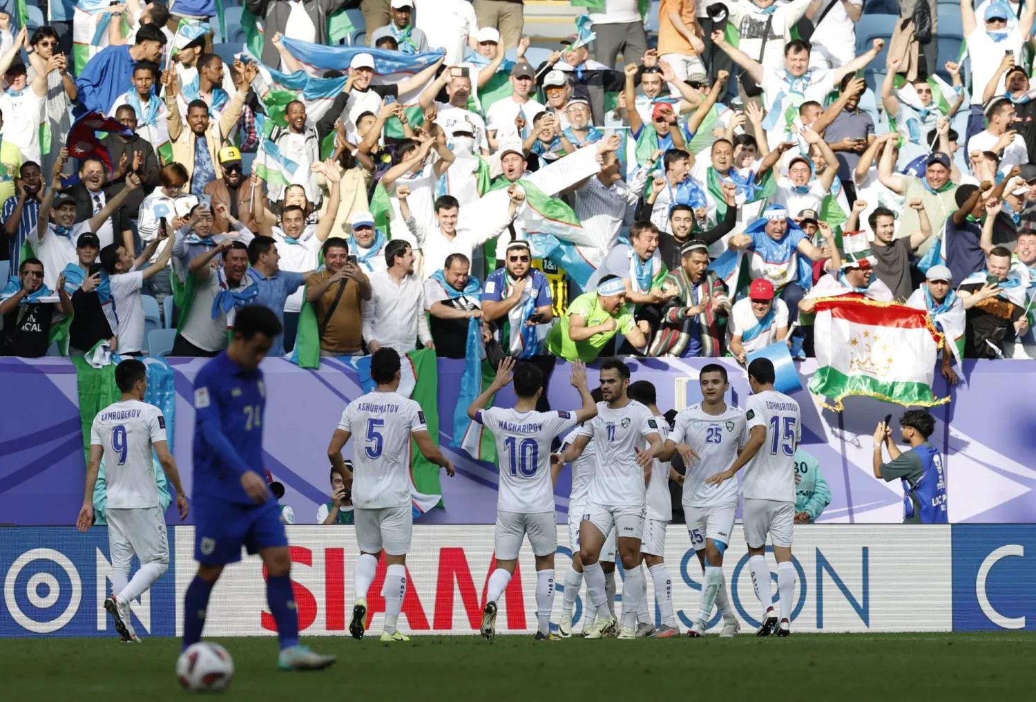 فرحة لاعبي أوزبكستان بالفوز الثمين (رويترز)