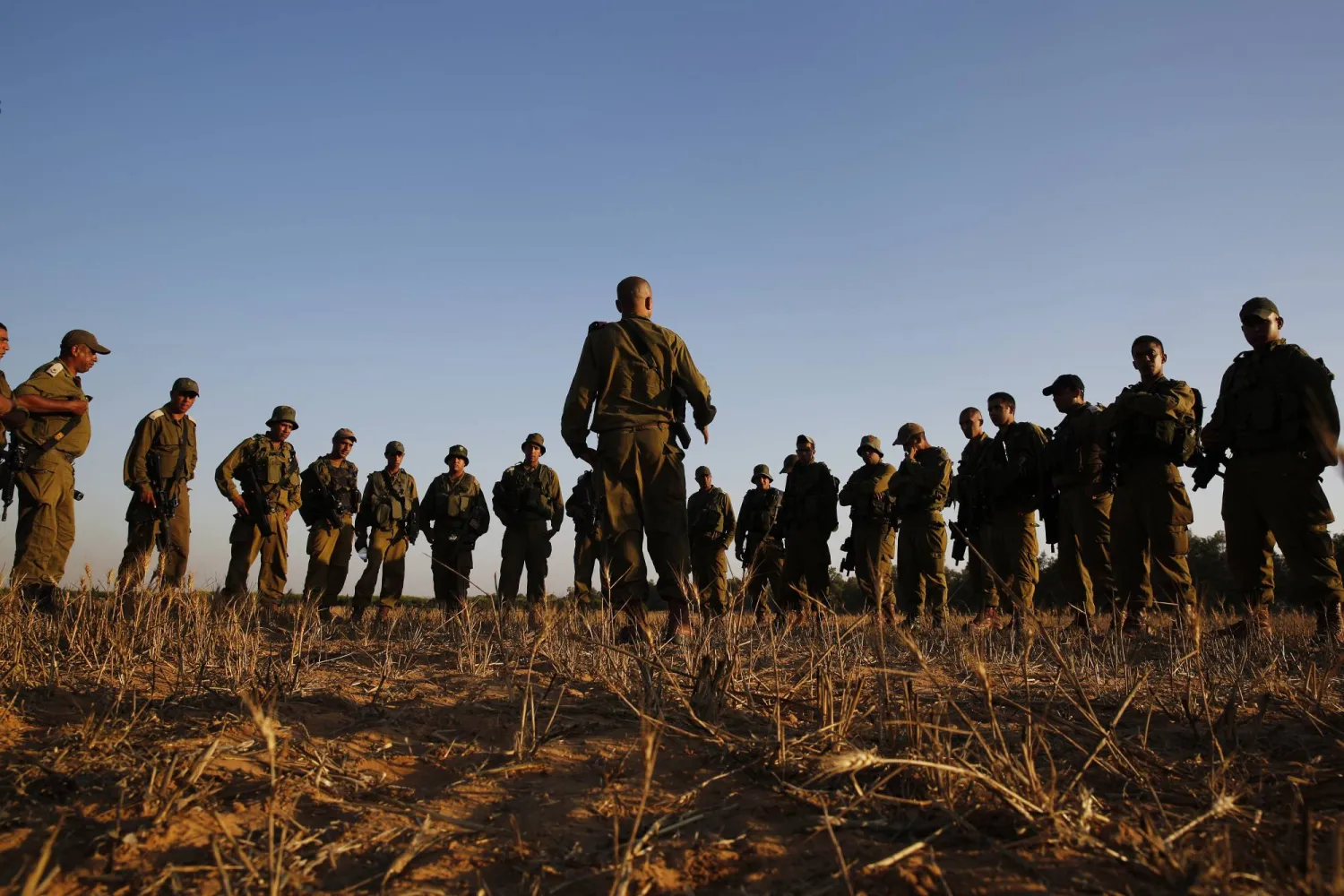 ضابط يتحدث إلى عدد من الجنود في وحدة «المستعربين» 9 يونيو 2014 (أرشيفية - رويترز)