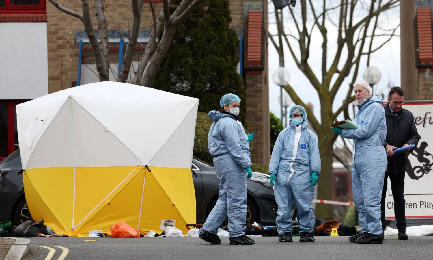 متخصصون بالطب الشرعي يعملون في مكان الحادث الذي قُتل فيه رجل برصاص الشرطة في جنوب شرقي لندن بريطانيا 30 يناير 2024 (إ.ب.أ)