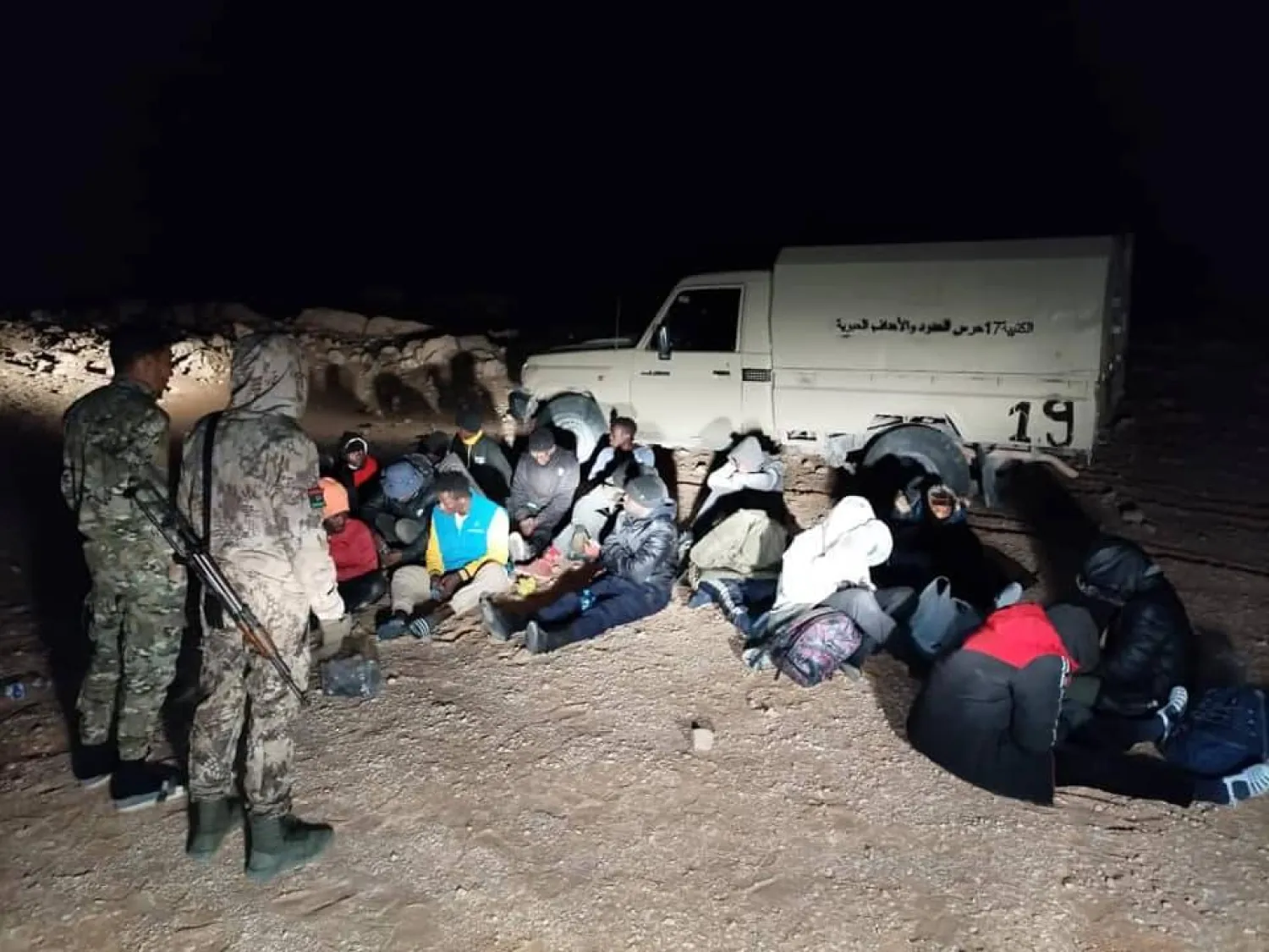 كتيبة عسكرية تضبط مهاجرين غير نظامين أثناء تسللهم إلى غرب ليبيا (الكتيبة 17)