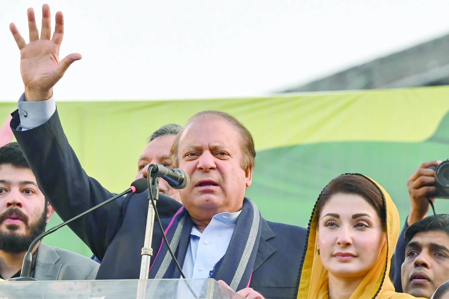 رئيس الوزراء السابق نواز شريف يتحدث لأنصاره وإلى جانبه ابنته مريم في لاهور الاثنين (أ.ف.ب)