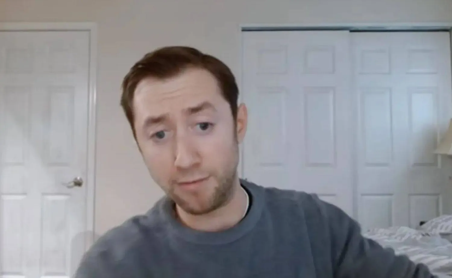 جاستن موهن خلال مقطع الفيديو الذي جرى حذفه لاحقاً من موقع «يوتيوب»