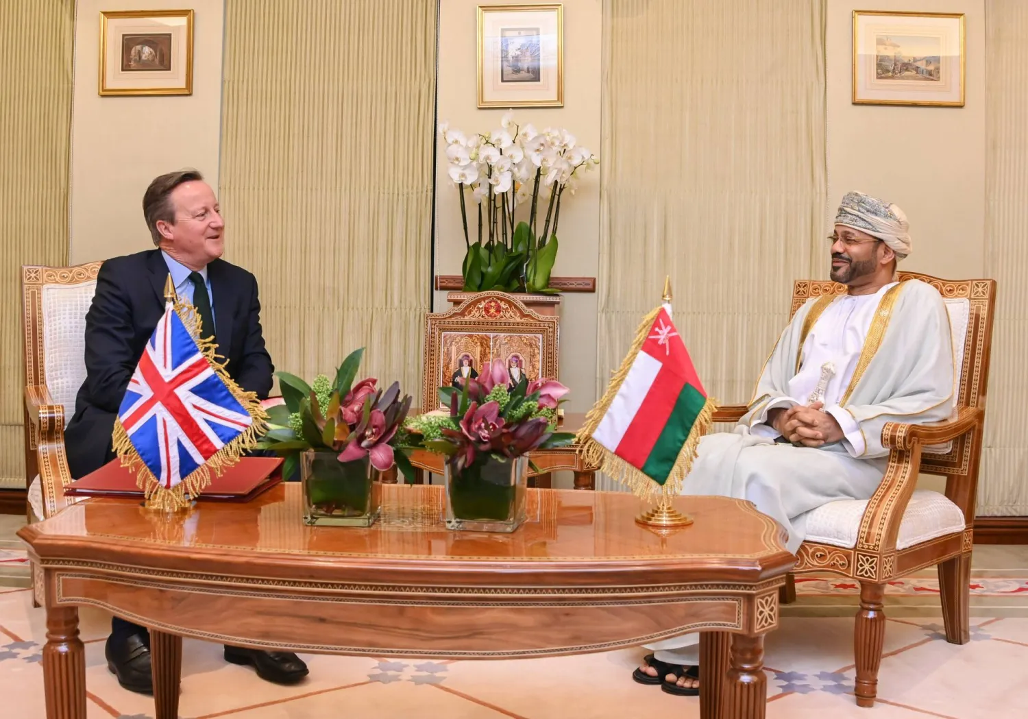 وزير الخارجية العماني بدر البوسعيدي لدى استقباله وزير الخارجية البريطاني ديفيد كاميرون في مسقط (العمانية)