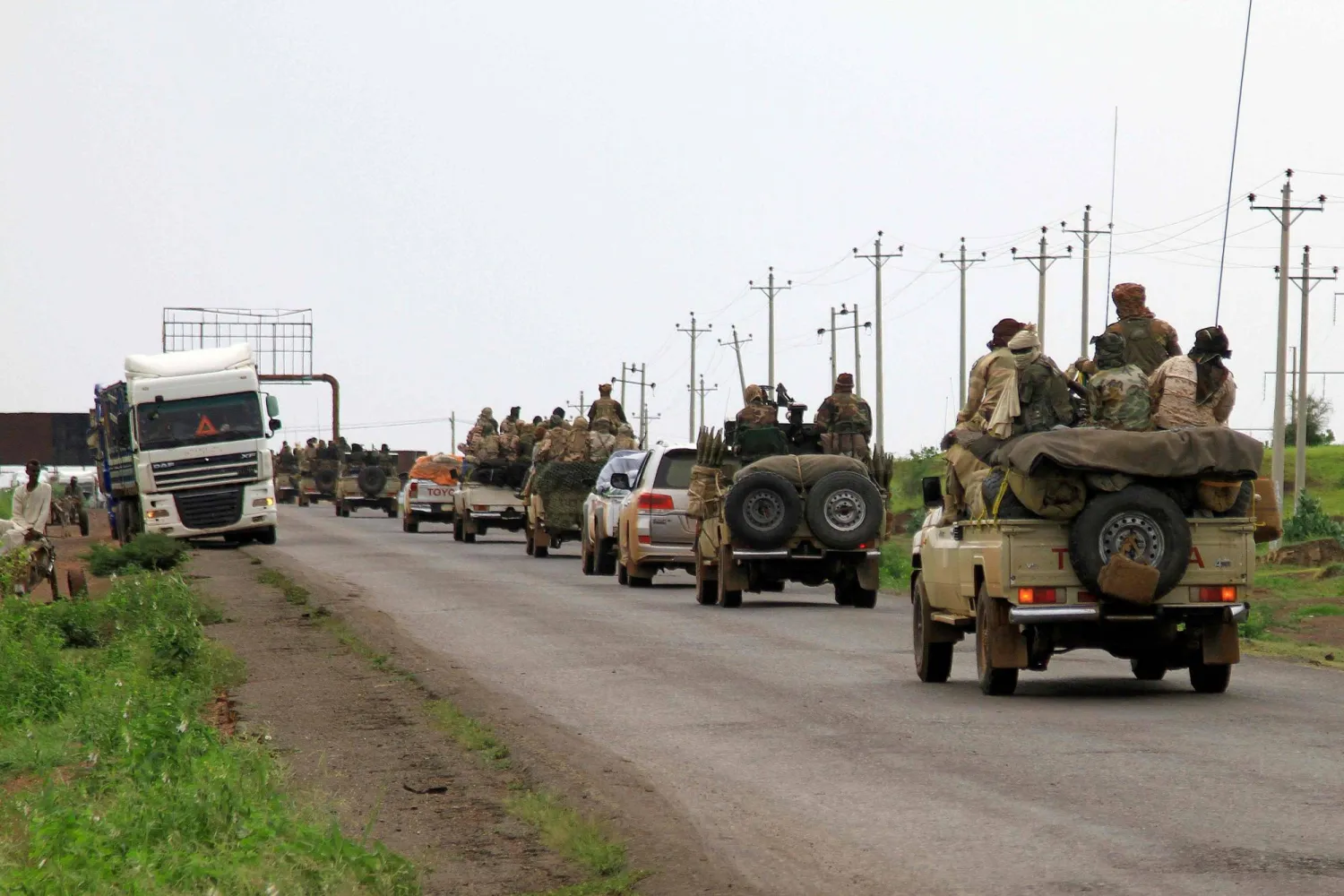 مقاتلون من حركة تحرير السودان يرافقون حاكم ولاية دارفور في الطريق إلى بورتسودان 30 أغسطس (أ.ف.ب)