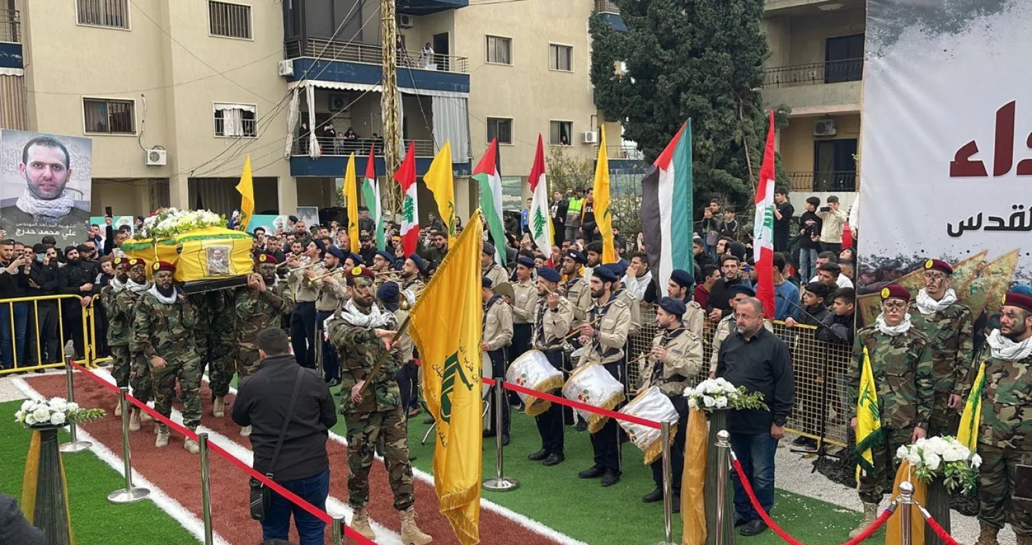 خلال تشييع أحد عناصر «حزب الله» علي حدرج الذي قُتِل باستهداف سيارته في بلدة البازورية جنوب لبنان (الوكالة الوطنية)