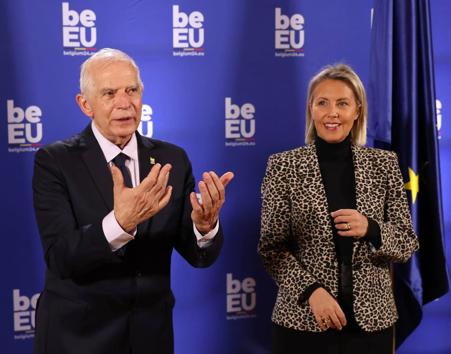 مسؤول السياسة الخارجية في الاتحاد الأوروبي جوزيب بوريل وإلى جانبه وزيرة الدفاع البلجيكية في بروكسل الأربعاء (إ.ب.أ)