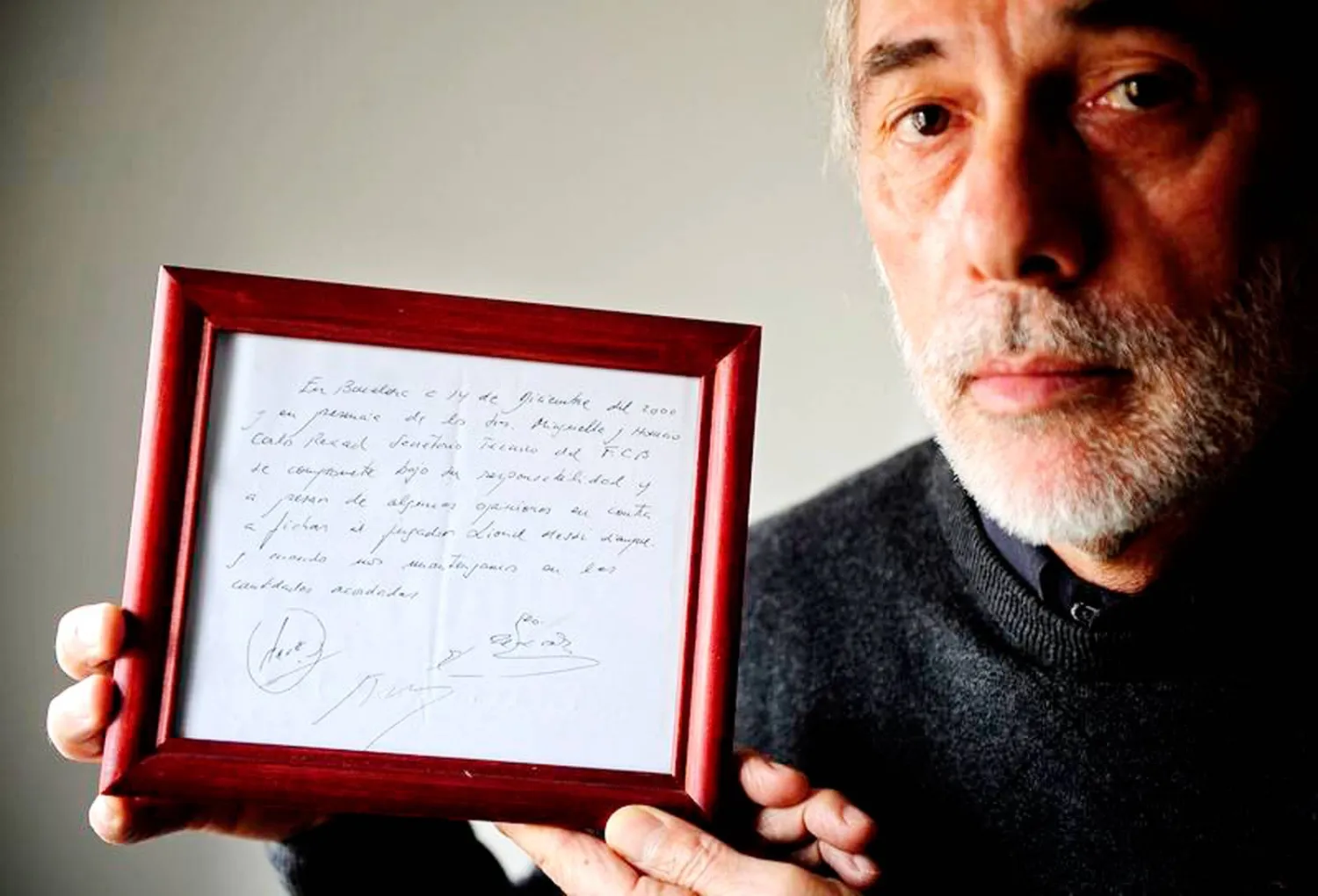 هوراسيو غاغيولي حاملاً التوقيع التذكاري للنجم الأرجنتيني ليونيل ميسي (الشرق الأوسط)