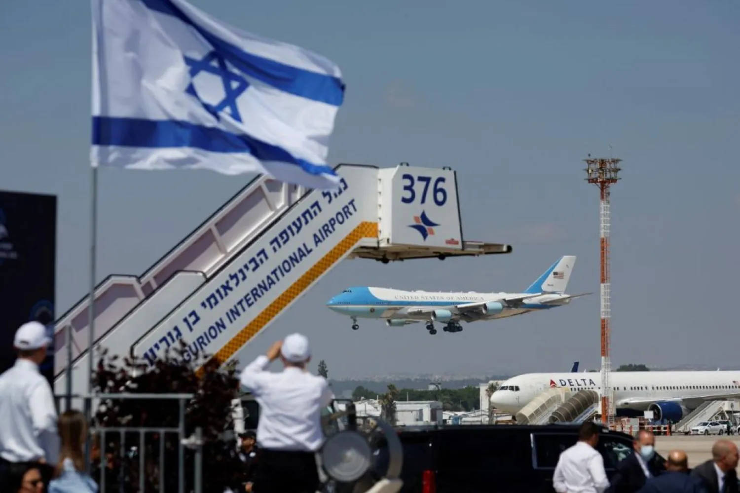 Aksa Tufanı operasyonunun ilk saatlerinde ABD Başkanı’nın uçağı Tel Aviv’e iniş yaparken (Reuters)