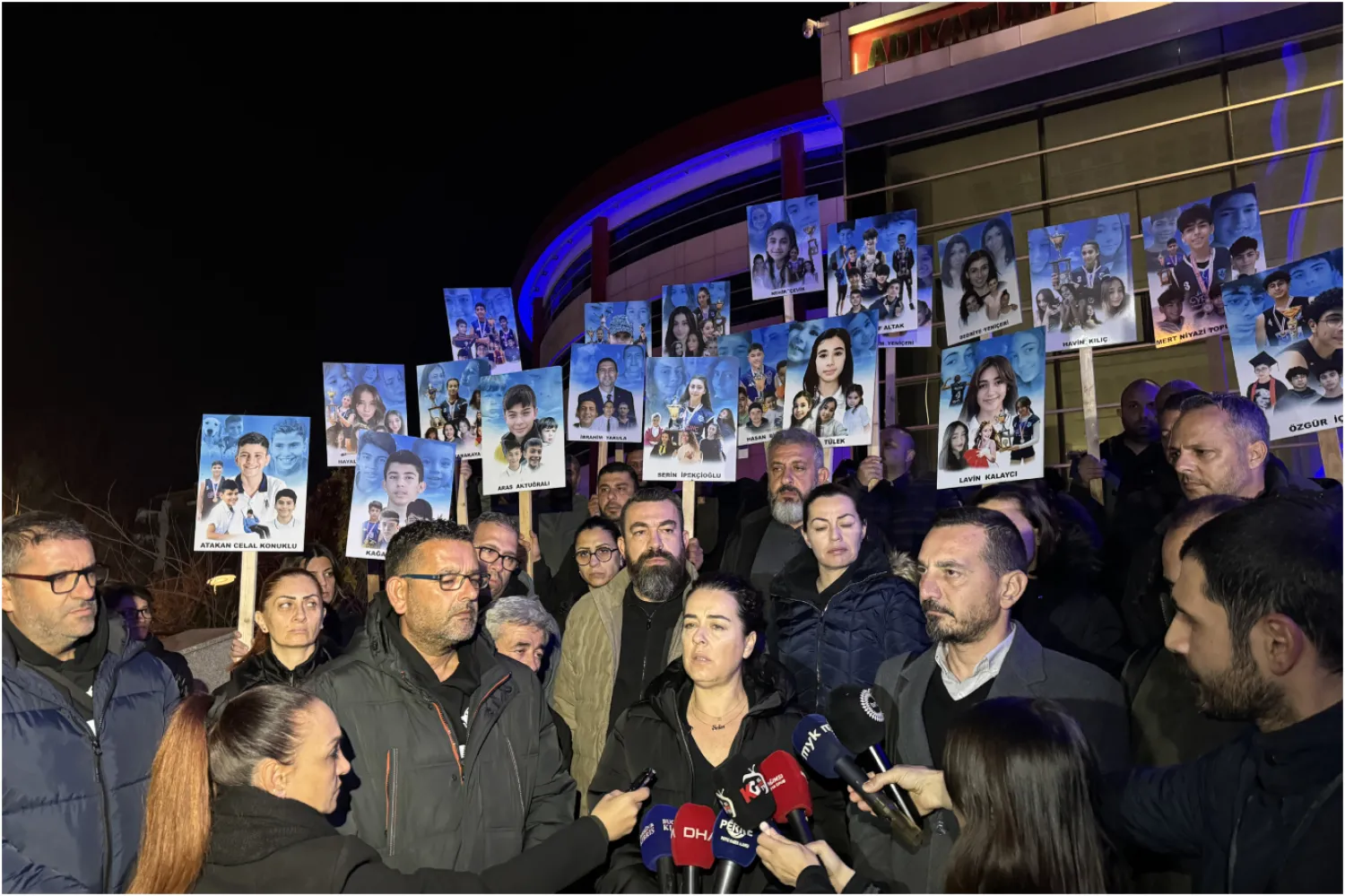 Şampiyon Melekleri Yaşatma Derneği Başkanı Ruşen Karakaya, duruşma sonrası basın mensuplarına açıklamada bulundu (AA)