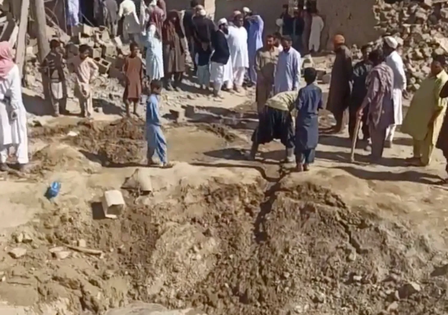 İran'ın Sistan-Belucistan eyaletinin Seravan şehrinde Pakistan askeri saldırısının etkilerini inceleyen insanlar. (Reuters)