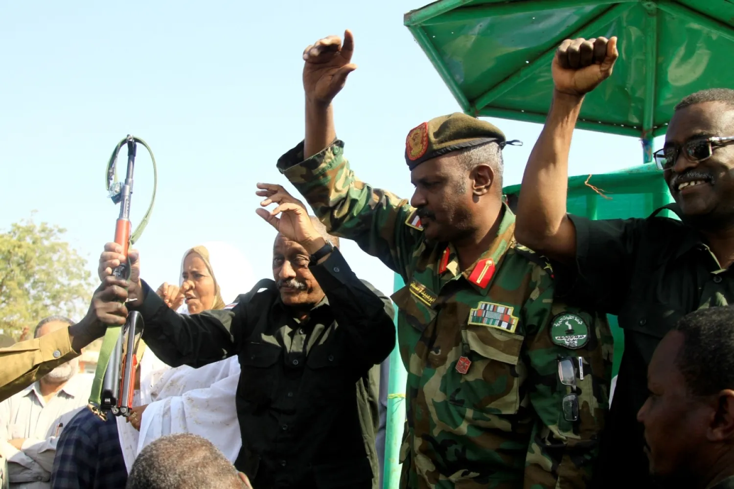 Sudanlı askerler 16 Ocak'ta el-Gadarif’te kalabalığı selamlıyor. (AFP)